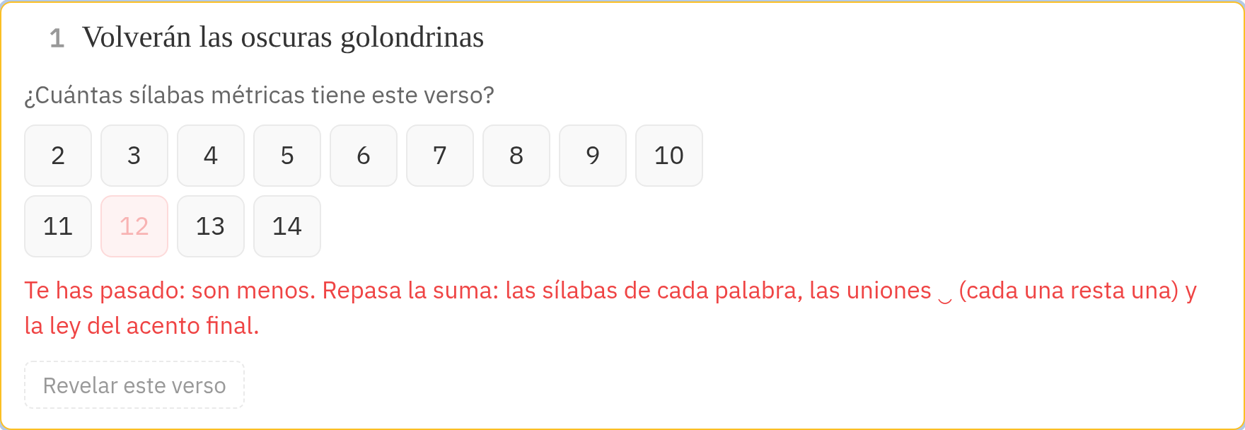 Un verso del taller tras un fallo: se ha pulsado el 12, que queda tachado en rojo, y debajo aparece el aviso «Te has pasado: son menos. Repasa la suma: las sílabas de cada palabra, las uniones ‿ (cada una resta una) y la ley del acento final».